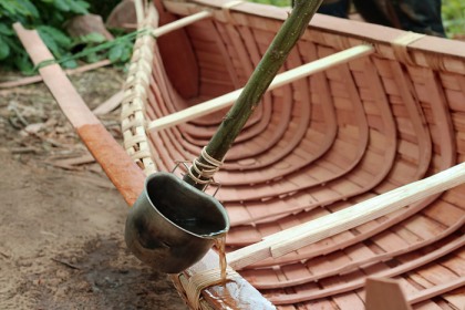 Birch Bark Canoe Building with Ray Mears and Pinock Smith – Day 7